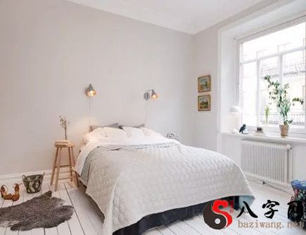 卧室门对窗该如何解决