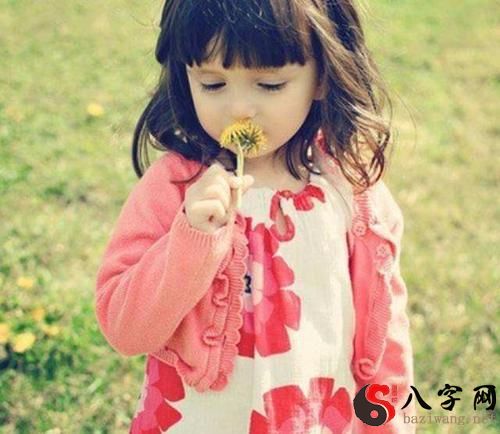 梦到小女孩对自己笑