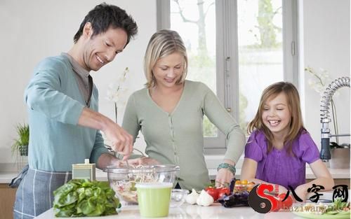 梦到给全家里的人做饭