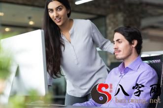 梦到曾经上班的男同事