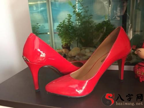 梦到同事买红鞋