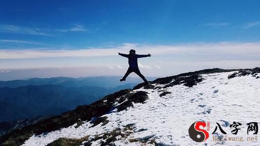 梦到爬到山顶下山